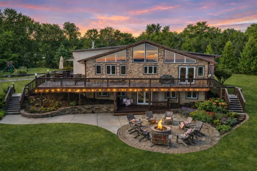 Beautiful Chalet with VIEWS/Pool/Hot tub/Pond! - Image 1