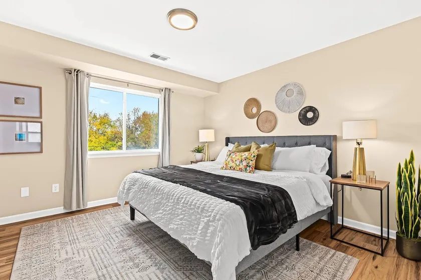 New!Contemporary UpperFlat Near Downtown Roseville - Image 1