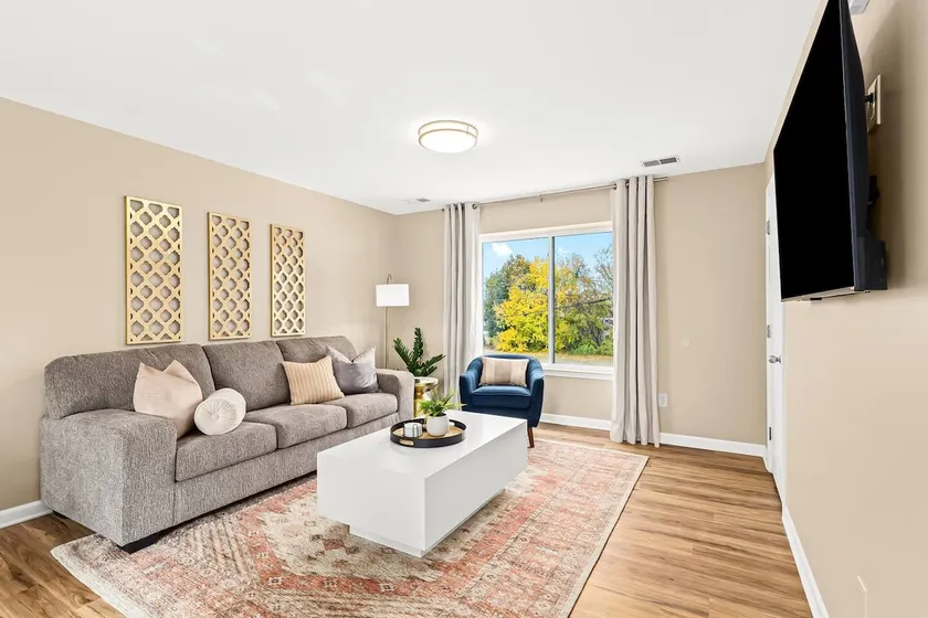 New! Charming Upper Unit in the Heart of Roseville - Image 1