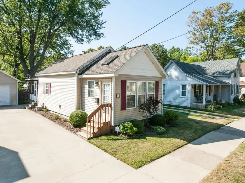 Sweet Retreat in South Haven • 2 Blocks from Beach - Image 1