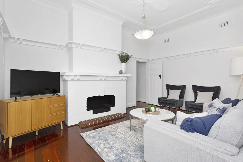 Elegant Art Deco Semi Detached 2-Bed Home by Parks - Image 1