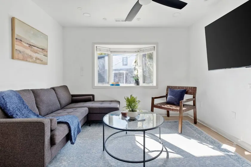 Renno Upstairs King Bed | 15 Min to DC | Views - Image 1