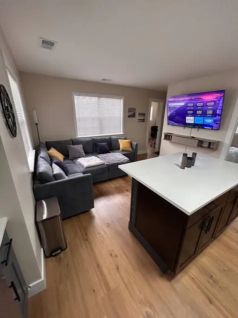 NEW Fam-Frndly 3 bd 1 bth w/ EZ Parking near NU - Image 1