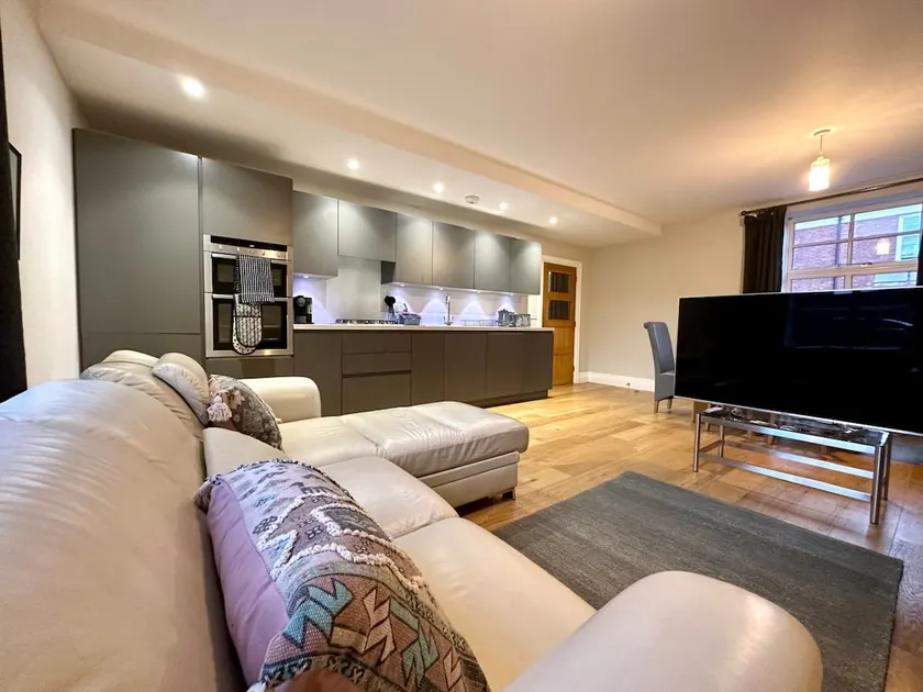 Desirable 2 Bedroom Apartment in Bicester that sleeps 5 - Image 1
