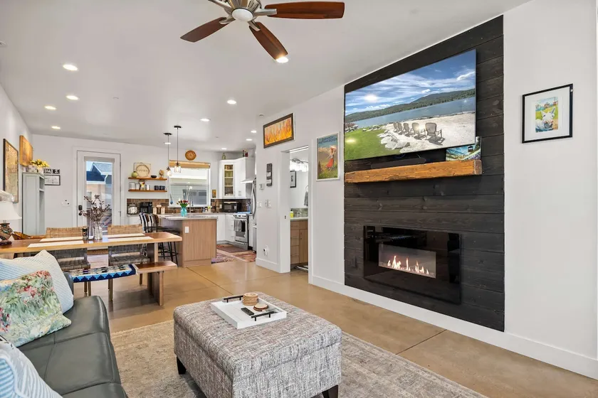 Colorado Classic w 77” HDTV | No Chores for Guests - Image 1