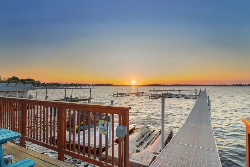 Chain O' Lakes 3/1.5 Beach Penthouse and Boat Dock - Image 1
