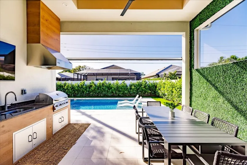 Naples Calming Waves Luxury Home 4-3 - Image 1