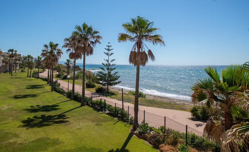 Fantastic beachfront apartment - Image 1