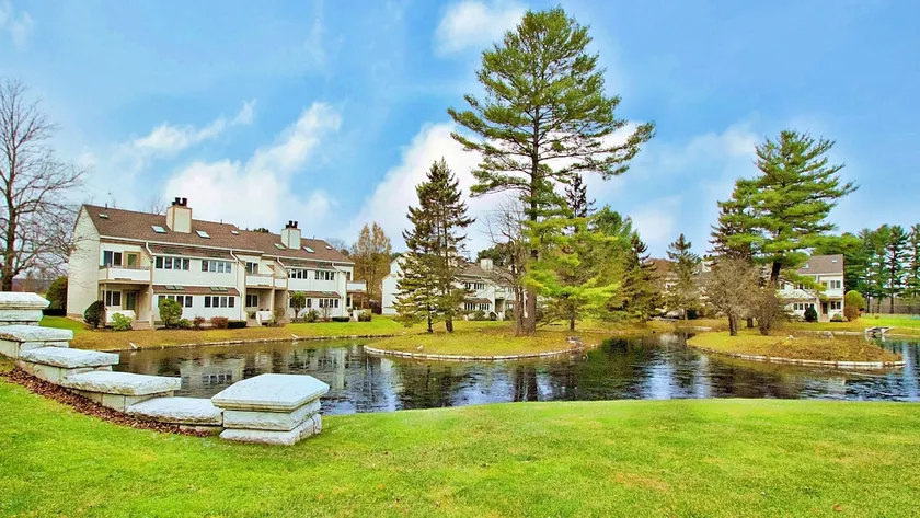 Tranquil Lakeside Escape in the Berkshires - Image 1