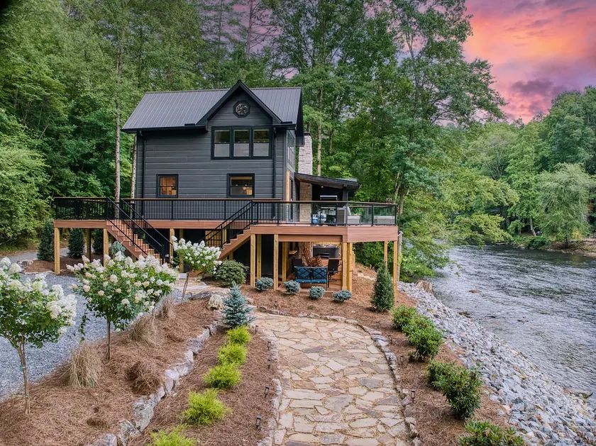Off the Hook - Riverfront, hot tub, fire pit, pets - Image 1