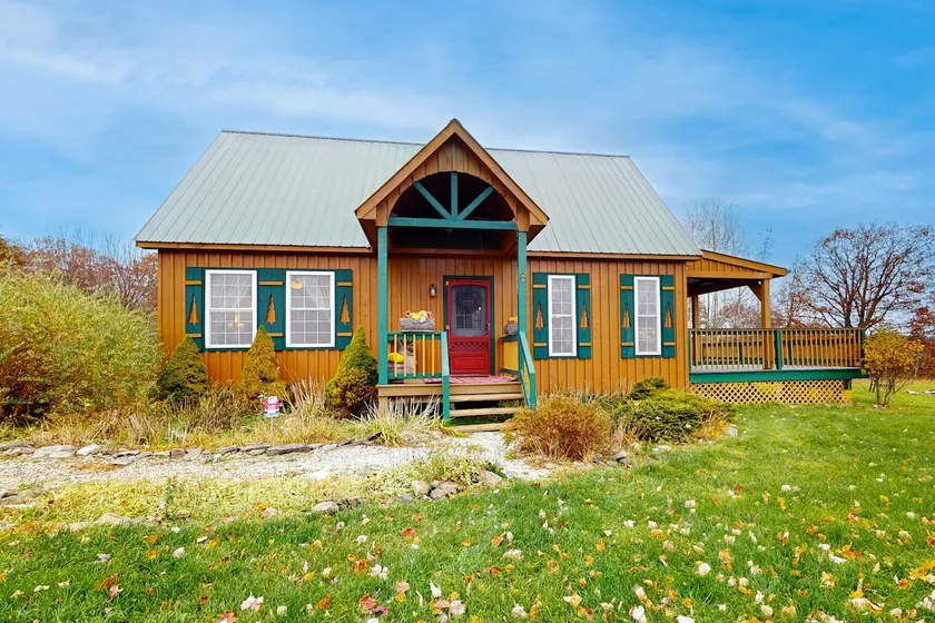 Dog-friendly 2BR with amazing views & stocked pond - Image 1
