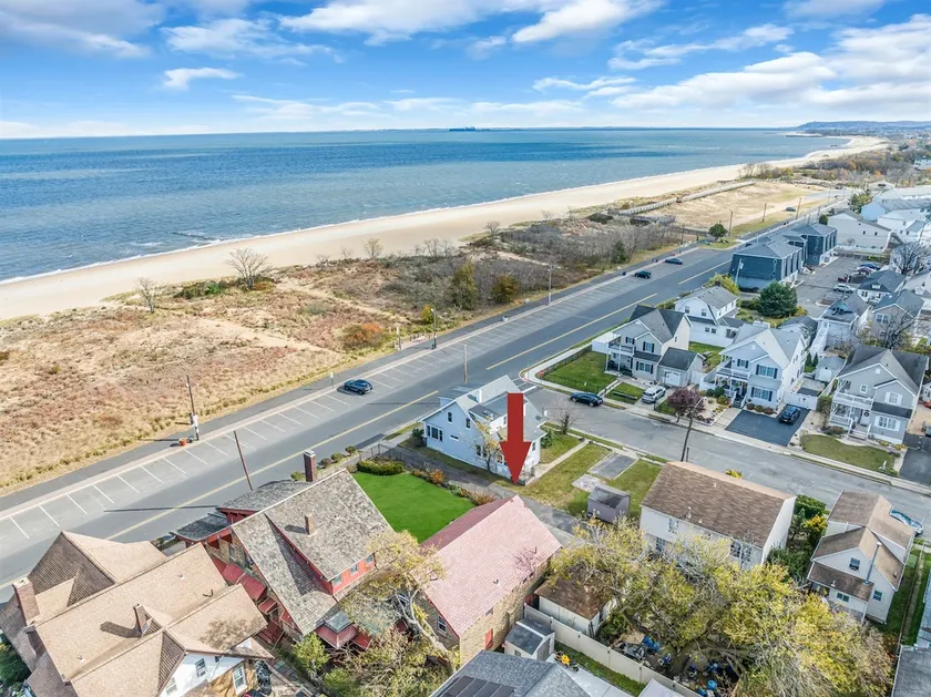 Beachfront Apartment near Amusement Park w/ views - Image 1