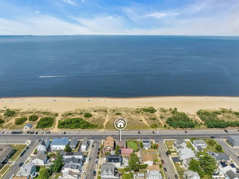 Beachfront, Historic, 2 Kitchens, Amusement Park - Image 1