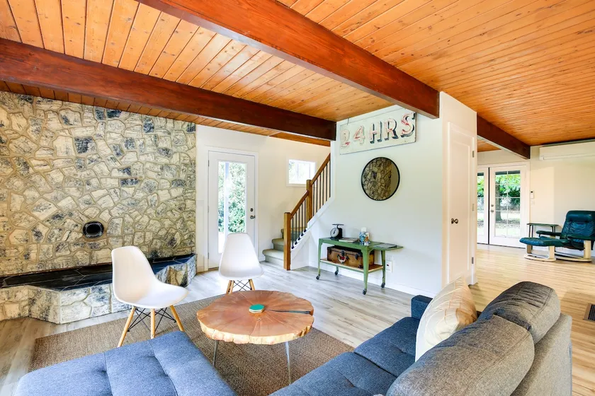 Modern Oregon Getaway w/ Fireplace, Yard & Deck - Image 1