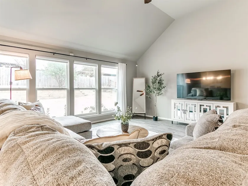 Spacious BA Home in Beautiful Neighborhood! - Image 1