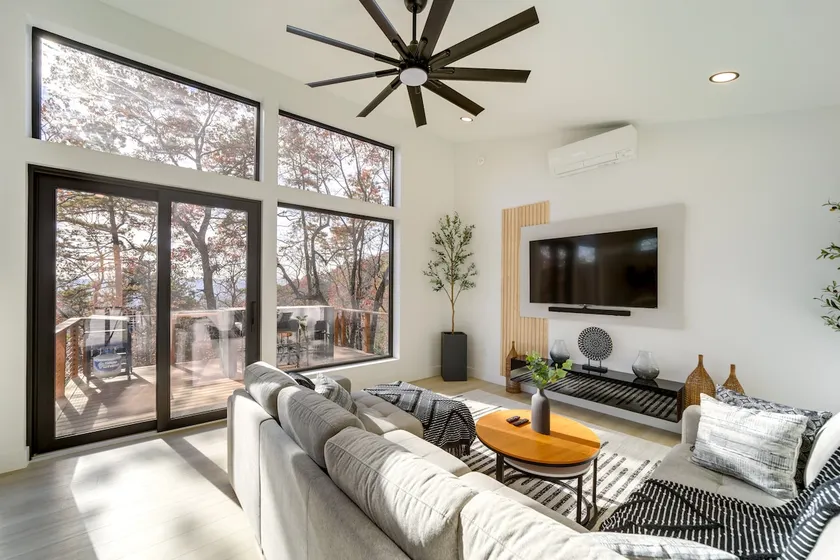 Modern Mountain-view Sanctuary in Pisgah Forest - Image 1