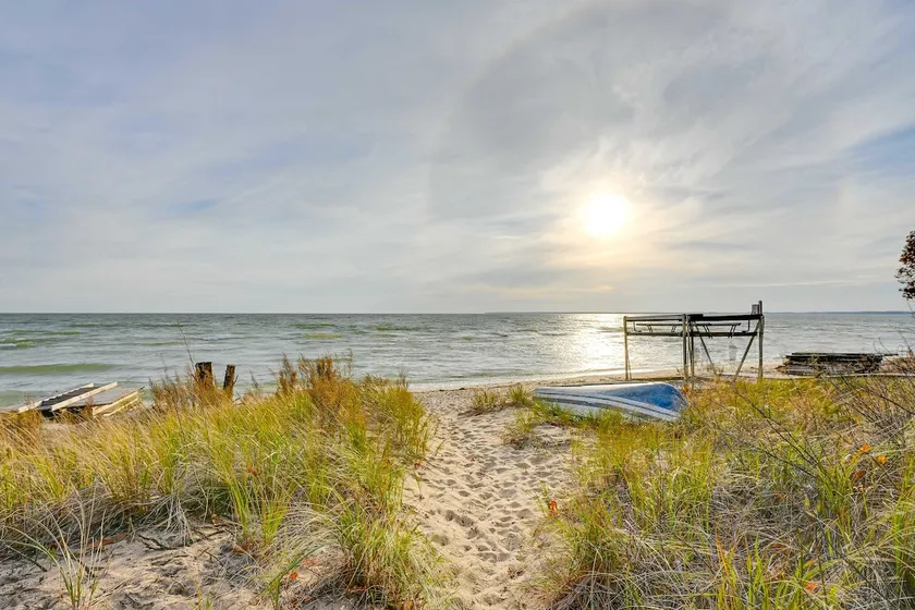 Lovely Au Gres Cottage w/ Hot Tub: Walk to Beach! - Image 1