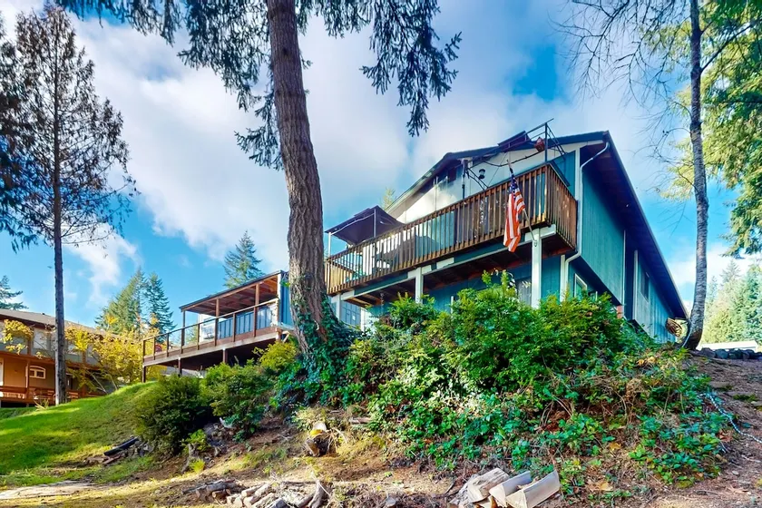 4BR dog-friendly waterfront home with beach access - Image 1