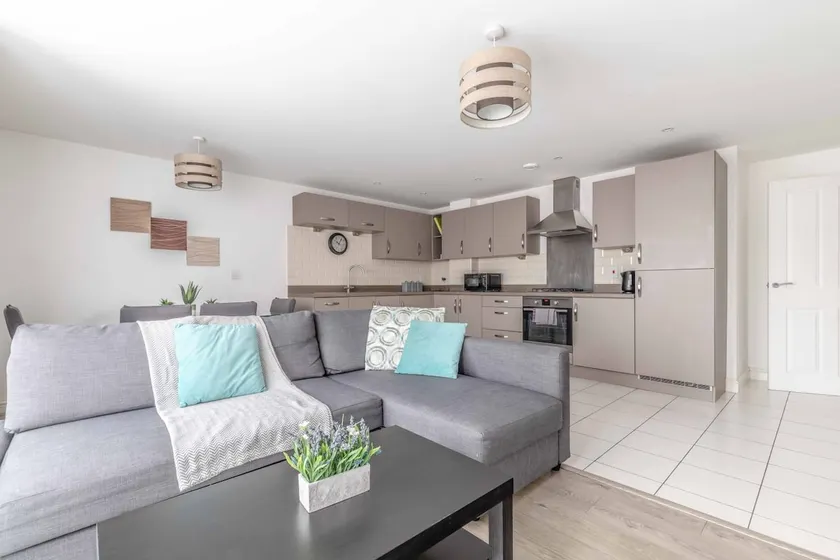 2 BED & 2 BATH COSY APARTMENT SLOUGH- FREE PARKING - By Tempstay - Image 1
