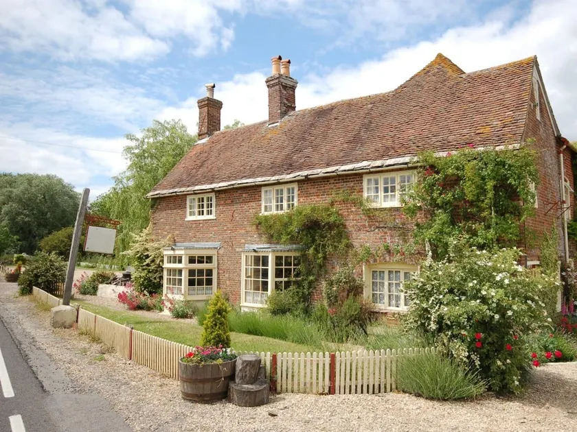 3 Bed in Wimborne oc-thold - Image 1