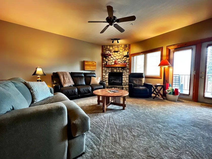 Mountain Bliss: 2-Bedroom Condo with Private Hot - Image 1