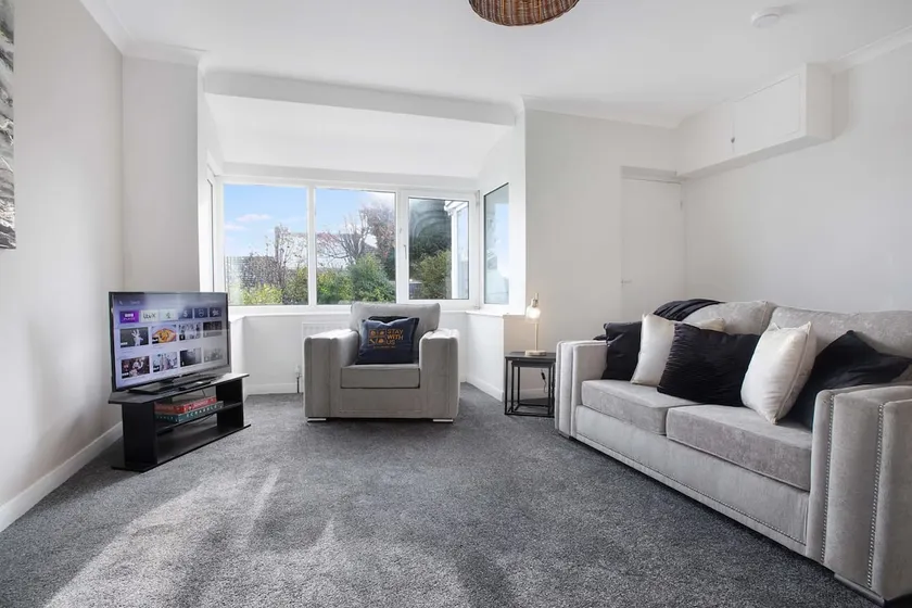 Spacious Living Room & Modern Comforts, Sleeps 4 - Image 1