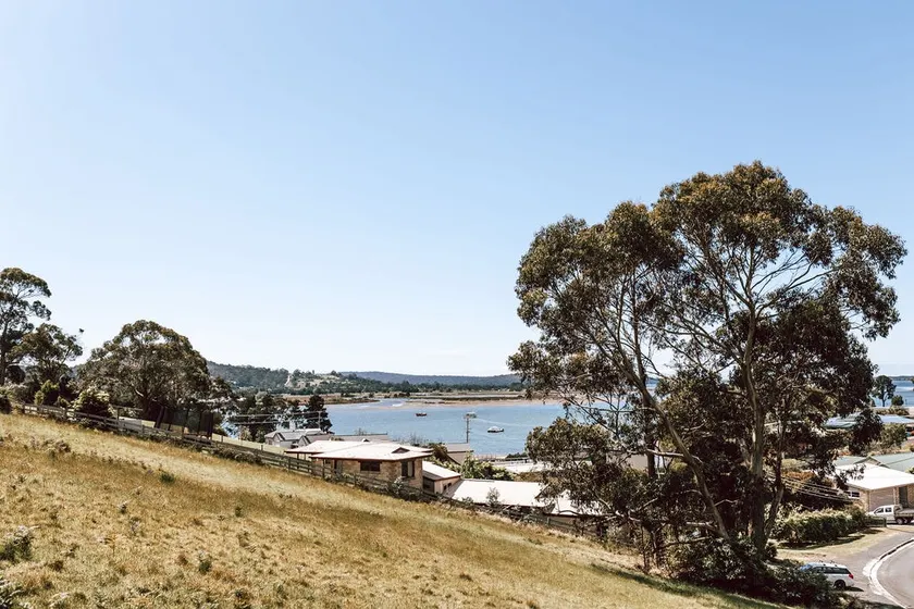 Cosy House, Close to Town with Views of the Bay - Image 1