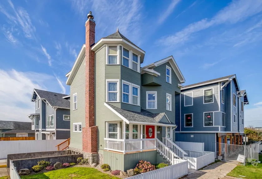 Nye Beach 3-Story Victorian has Ocean Views,  Beach Nearby, Two Bedrooms - Image 1