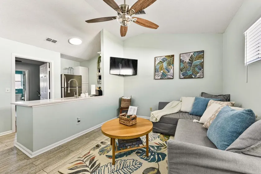 Pink Dolphin 3| Beachside Cottage| Walk Everywhere - Image 1
