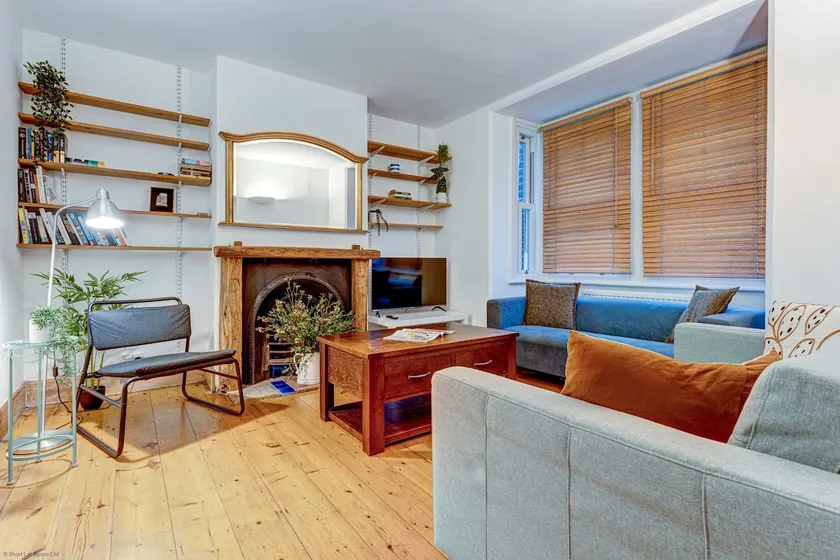 Henley Street Townhouse: Charming & Central Home - Image 1