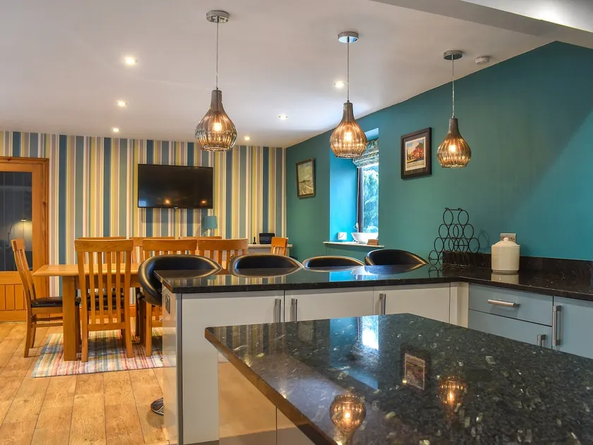 Host & Stay - Larpool Mews Holiday Home - Image 1