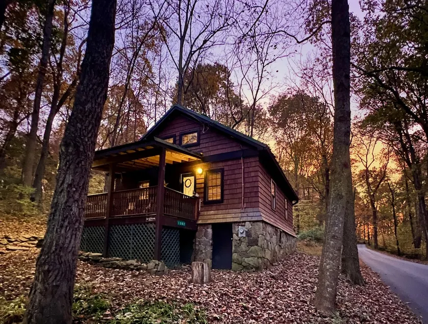 Charming Cabin in the Woods with River Access - Image 1