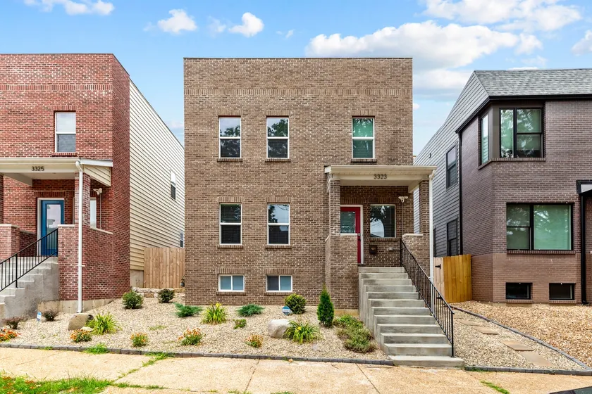 Spacious 5BR Near SLU | Drive to Arch | EV Charger - Image 1