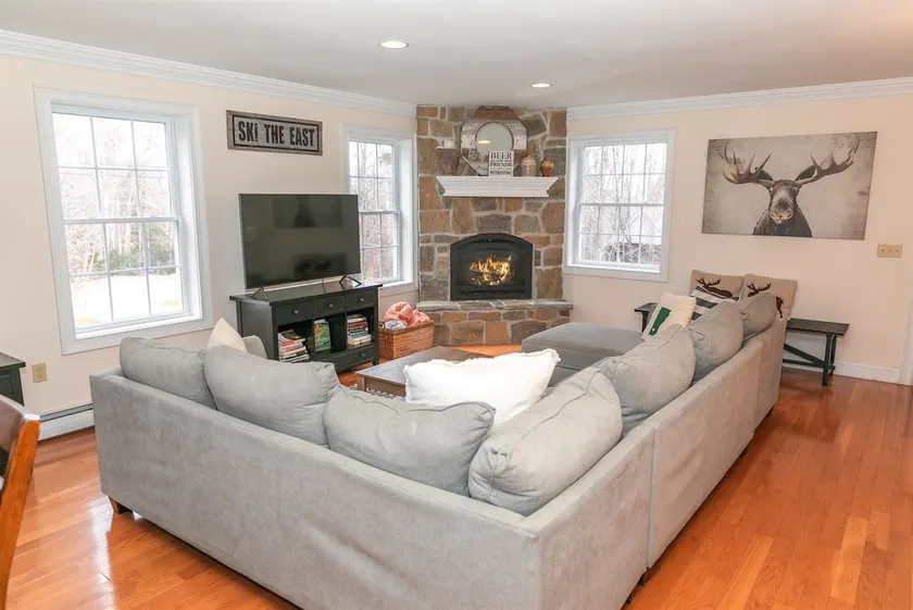 Spacious Chalet - PetFriendly/HotTub/Firepit/GameR - Image 1