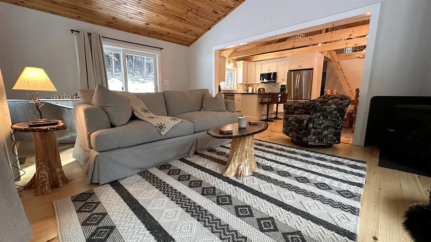 Luxury Cabin Sleeps 4 to 7 - mins to Lake George - Image 1