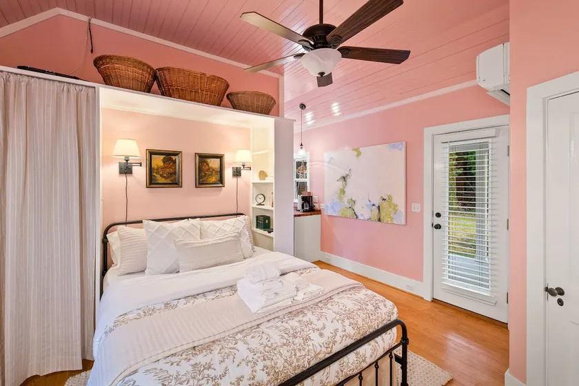 Petite Pink Cottage, Perfect for Solo Travelers - Image 1