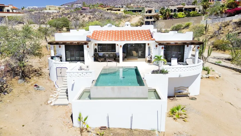 2 Bedrooms Pool House, Steps To The Beach - Image 1