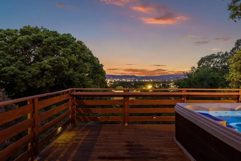 Stunning Downtown Views with Deck & Hottub - Image 1