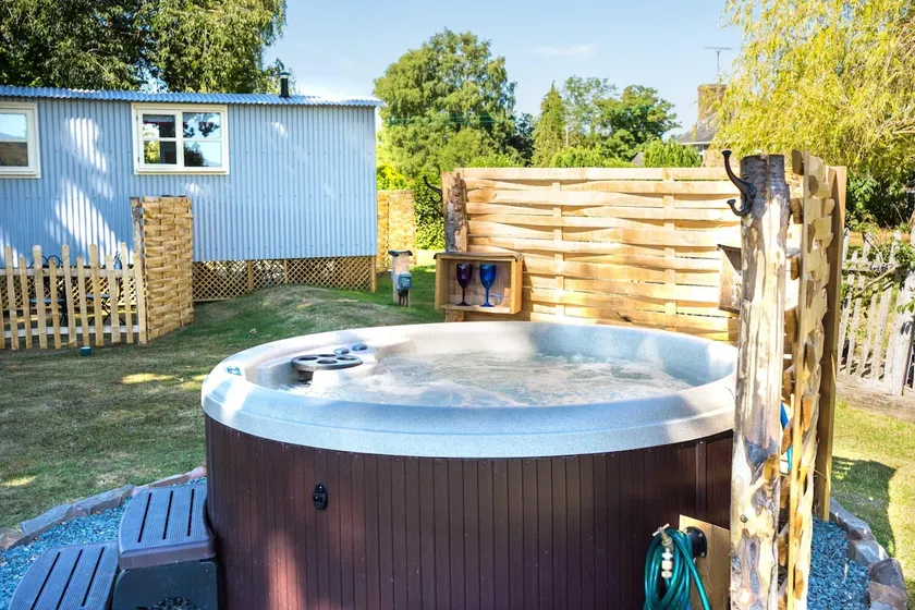 The Hideaway Hut - 1 Bed Shepherds Hut - Hereford - Image 1