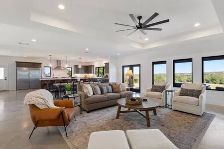 La Grange Modern Farmhouse, breathtaking views! - Image 1