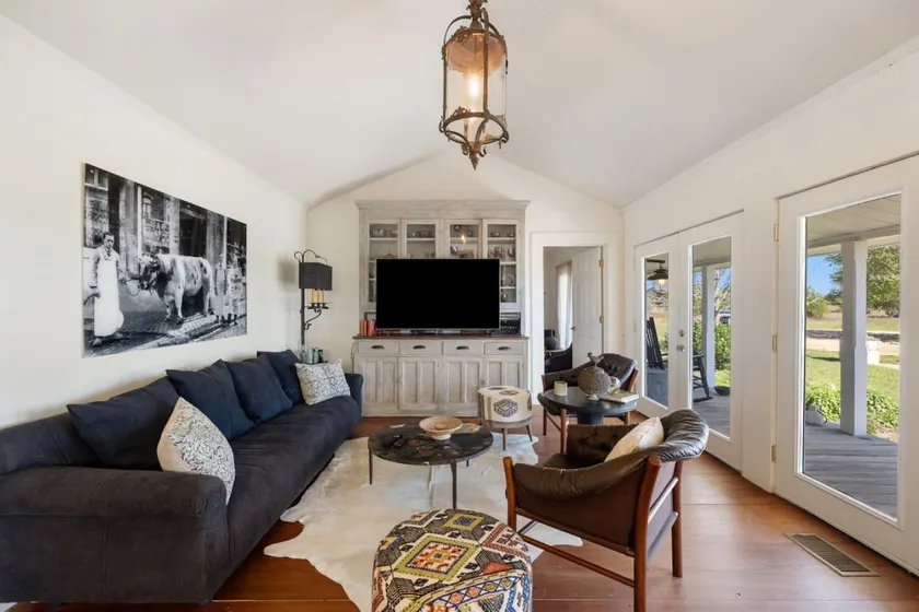 Designory Round Top home, scenic views & pond! - Image 1