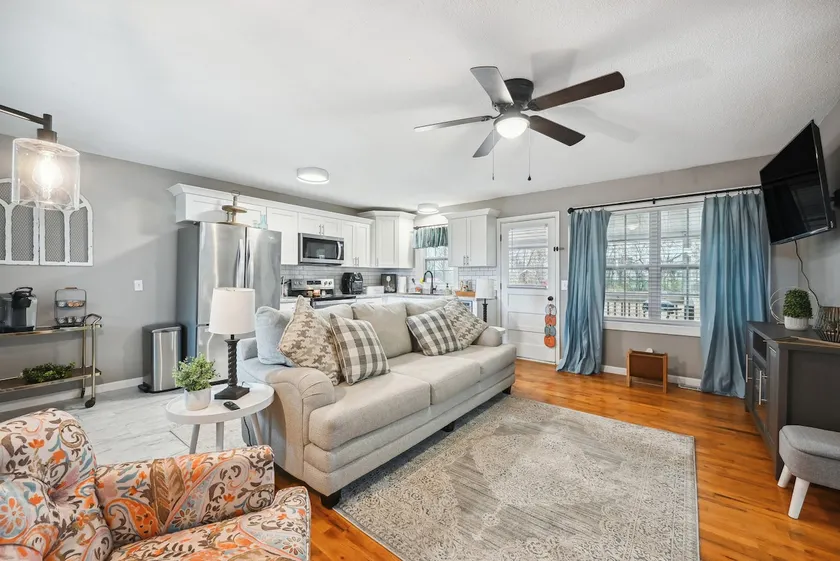 Vine Grove Home w/ Deck, 4 Mi to Saunders Springs! - Image 1