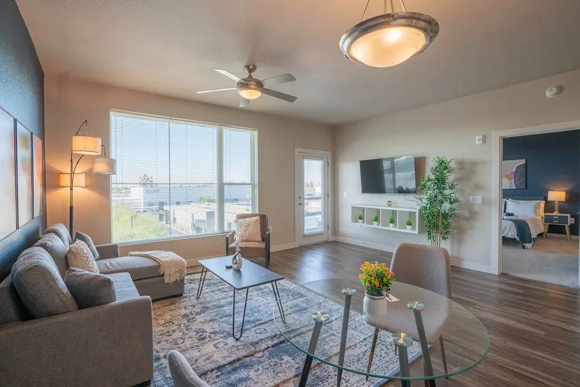 Prime Spot Apt with Pool Gym Balcony WD Parking - Image 1