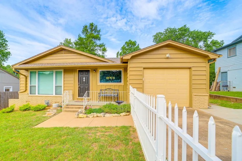 Family-Friendly Sand Springs Home ~ 8 Mi to Tulsa! - Image 1
