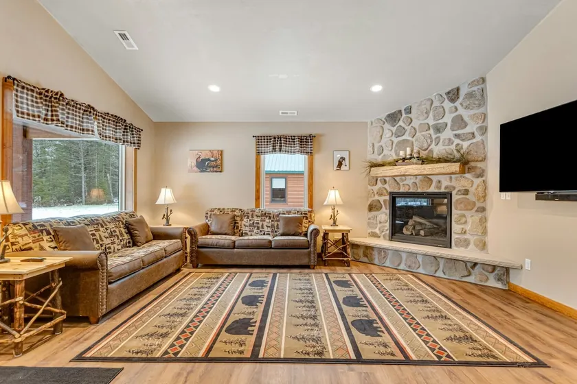 Modern Dog-Friendly Cabin: Hot Tub & Fireplace - Image 1