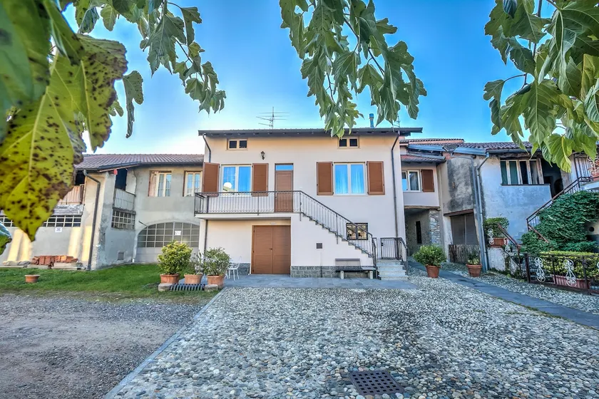 La Valbinella Few Meters From Varese Lake + Parking (Sleeps 4) - Happy Rentals - Image 1