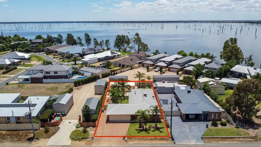 Woodlands Waterside Retreat - Image 1