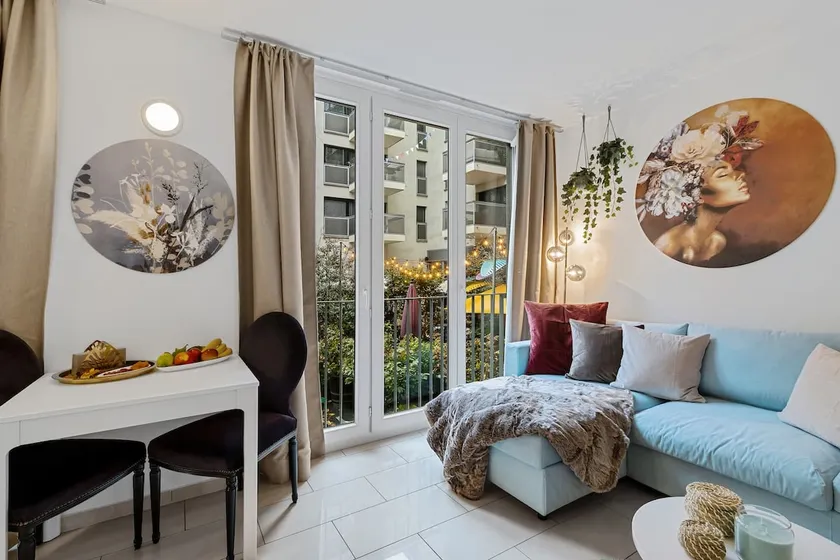 Boutique Stay | King Size Bed | AC | Free Parking - Image 1