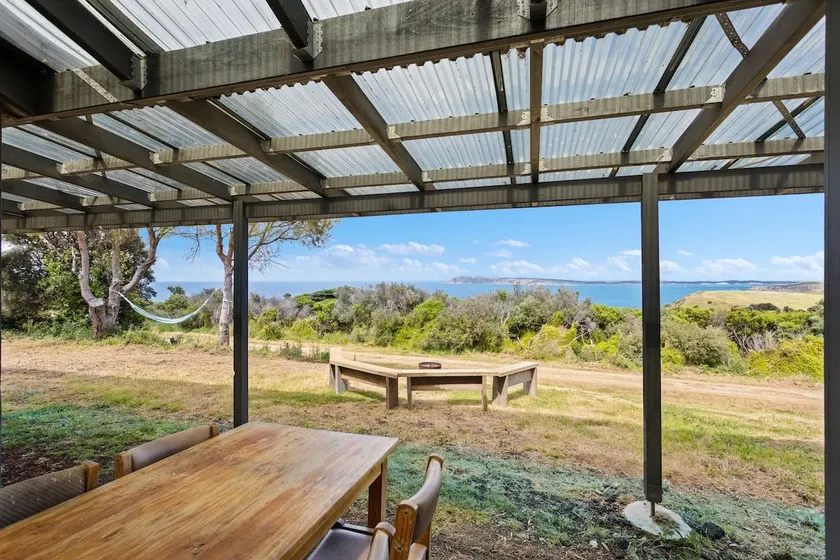 Clifftop Cocoon—Swing into Scenic Sea Views - Image 1