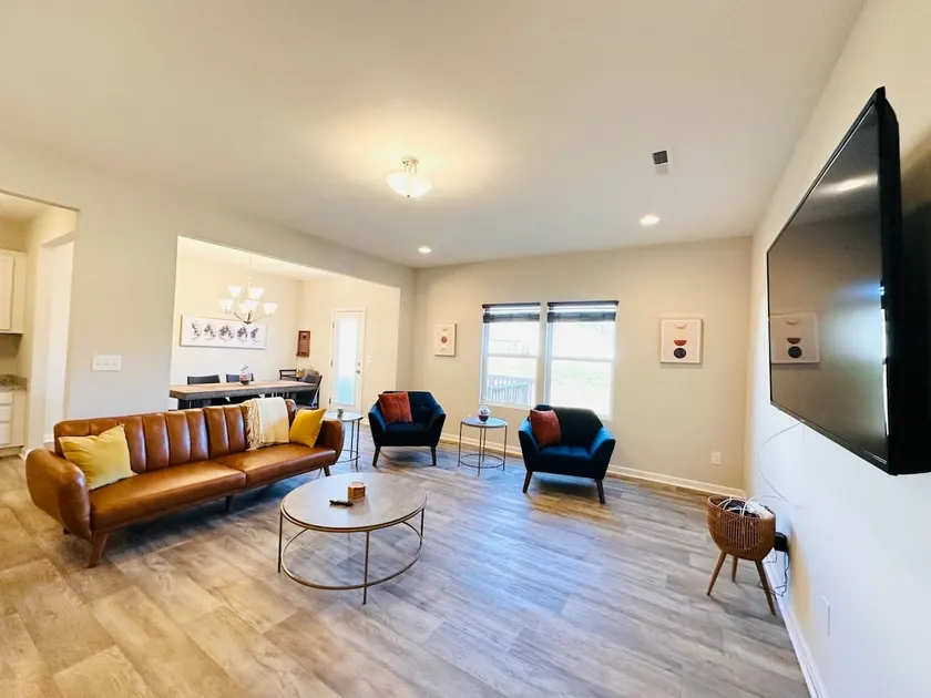 Stylish Townhouse Retreat in Peaceful Harrisburg - Image 1